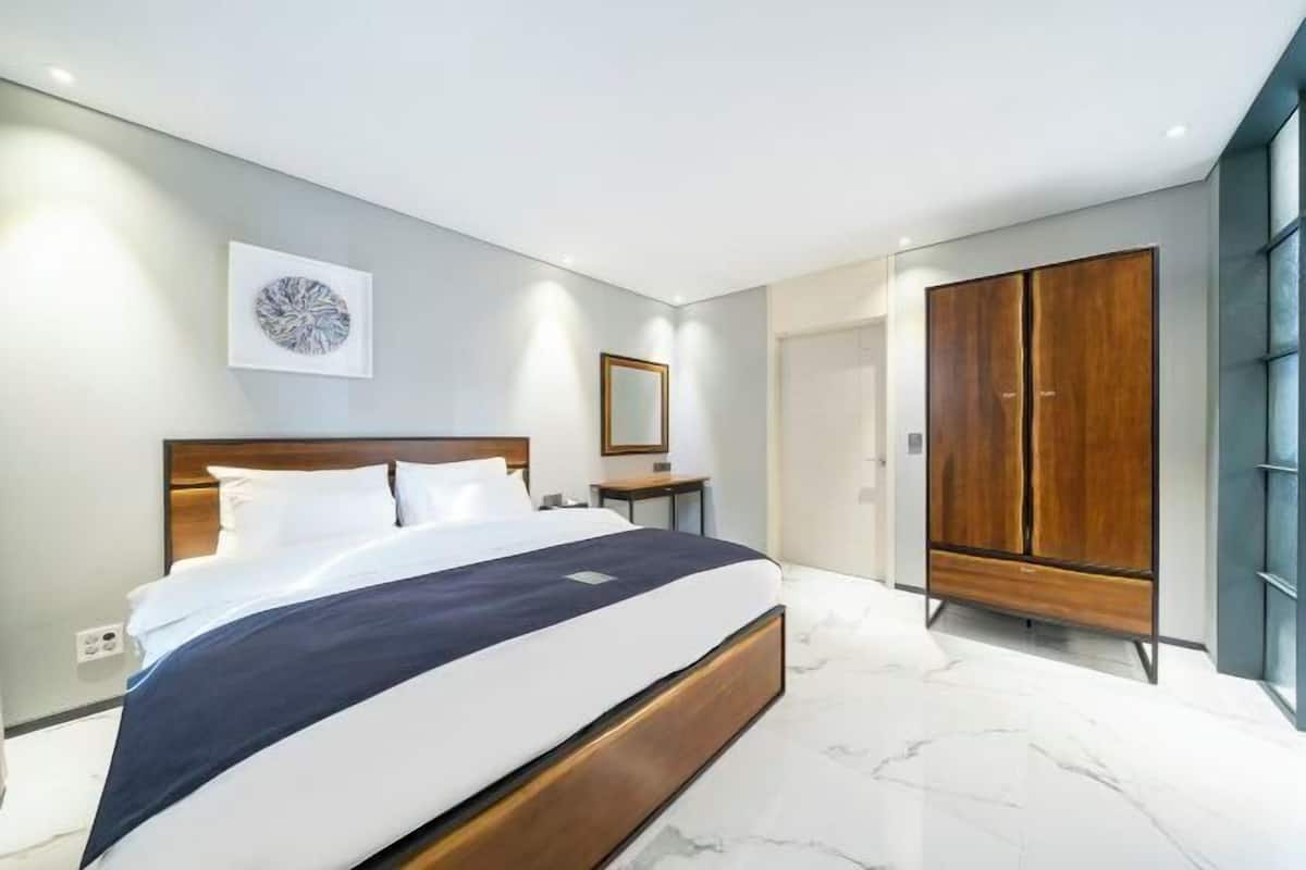 1 habitación, espacio para trabajar con laptop y cortinas blackout