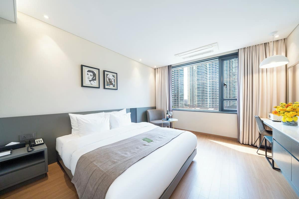 Espacio para trabajar con laptop y cortinas blackout