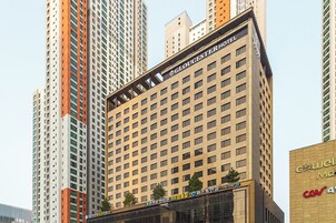 Un edificio de hotel alto con un letrero llamativo que dice "GLOUCESTER HOTEL".