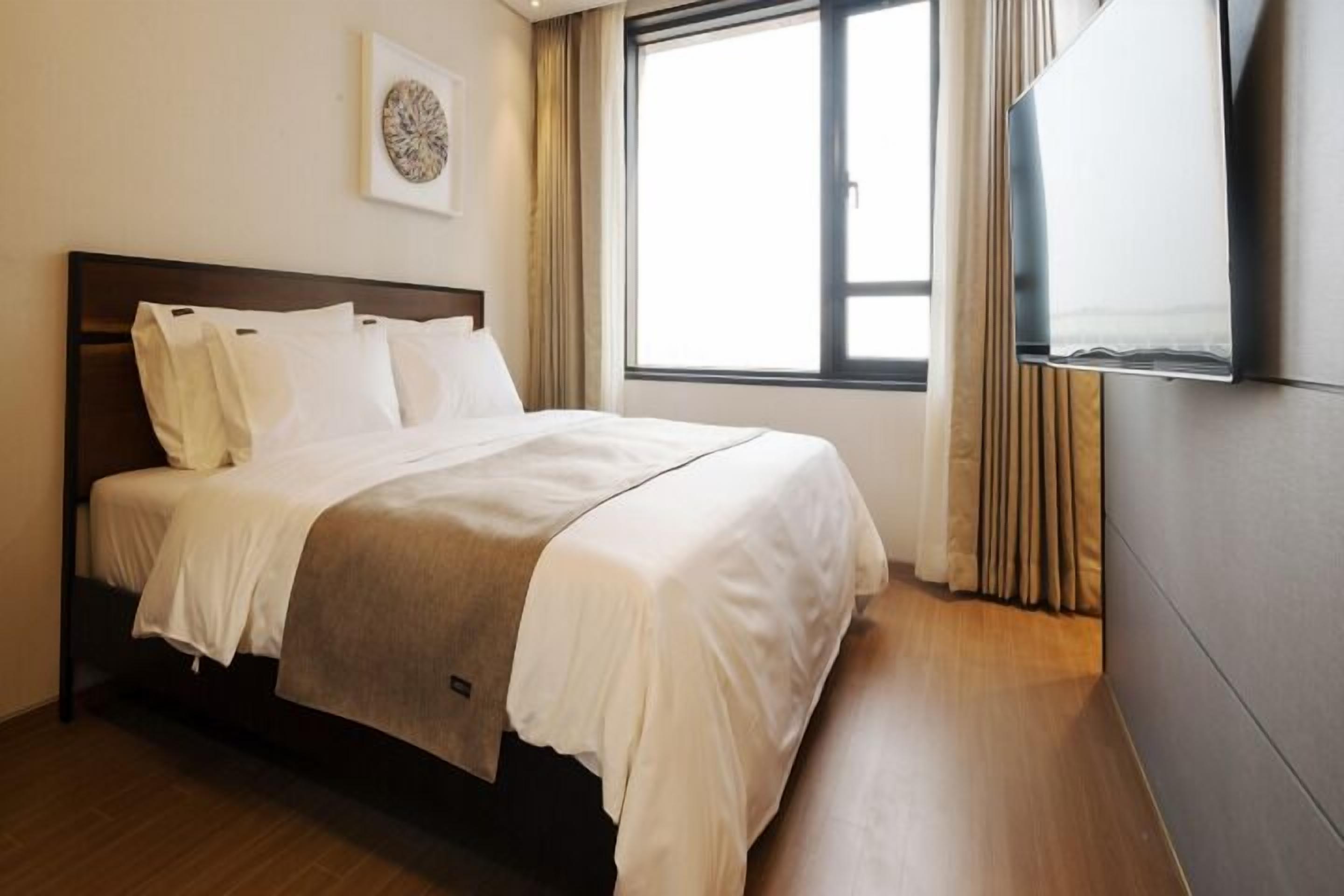 Laptop workspace, blackout drapes, iron/ironing board, free WiFi