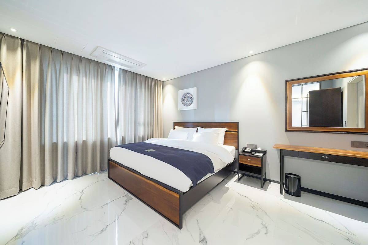 Espacio para trabajar con laptop y cortinas blackout