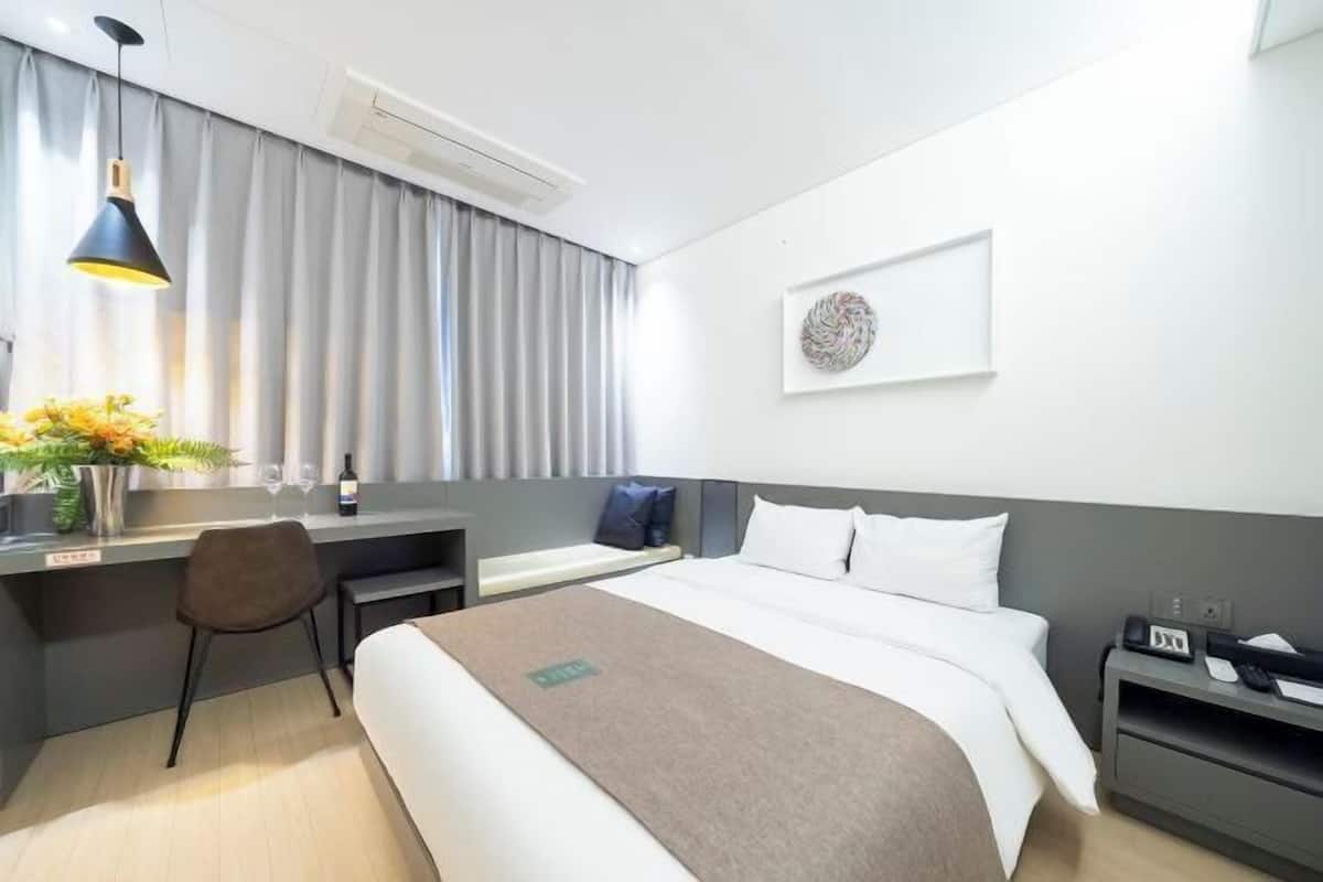 1 habitación, espacio para trabajar con laptop y cortinas blackout