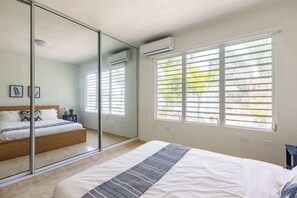2 habitaciones, tabla de planchar con plancha, cuna de viaje y wifi 