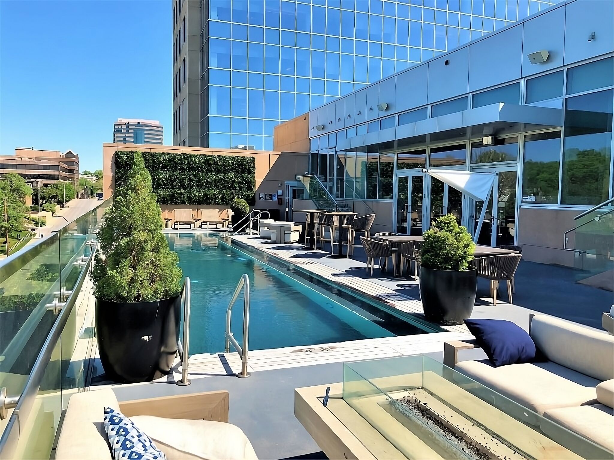 World Class Shopping At Country Club Plaza! Onsite Pool, Pet-friendly Property