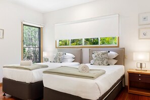 5 Schlafzimmer, Schreibtisch, Bügeleisen/Bügelbrett, Reisekinderbett