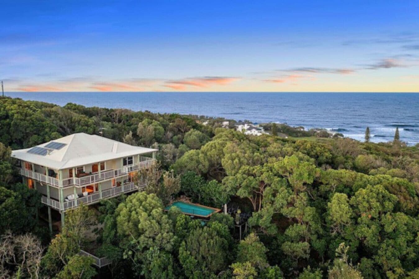 Bird`s eye view of property