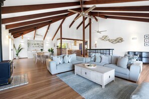 Smart TV, fireplace, books, stereo - Breathtaking Panoramic Ocean Views (Point Arkwright)