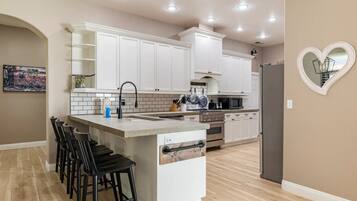 Refrigerador, microondas, horno, placa de cocina