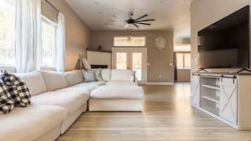 Una Smart TV, una chimenea, videojuegos, una mesa de tenis de mesa