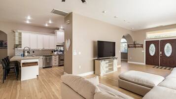 Una Smart TV, una chimenea, videojuegos, una mesa de tenis de mesa