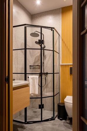 Habitación doble estándar | Baño | Regadera, amenidades de baño gratuitas, secadora de cabello, batas 