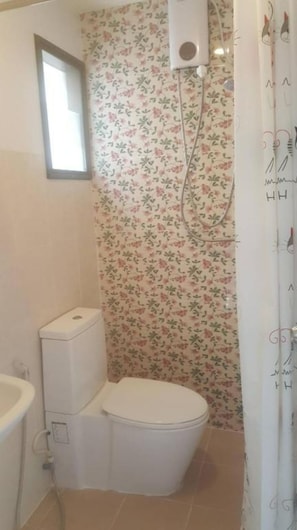 Family Room, Shared Bathroom | Bathroom