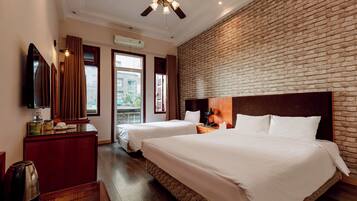 Habitación triple superior | Escritorio, wifi gratis y ropa de cama