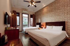 Superior Triple Room | Desk, free WiFi, bed sheets - Super OYO Capital O 1173 Le Grand Hanoi Hotel - The Ruby (Hanoi)