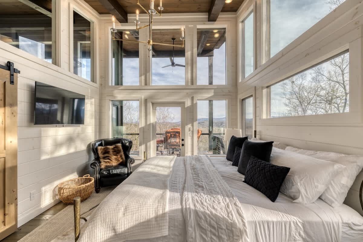 3 chambres, bureau, fer et planche à repasser, lit parapluie