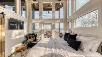 3 quartos, escrivaninha, ferros/tábuas de passar roupa, berço de viagem