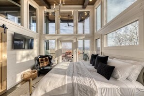 3 bedrooms, desk, iron/ironing board, travel crib