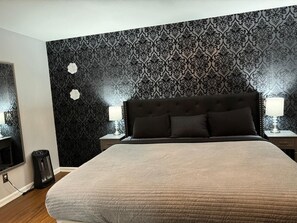 Individually decorated, individually furnished, desk, free WiFi - Red Lotus Inn (Milwaukee)