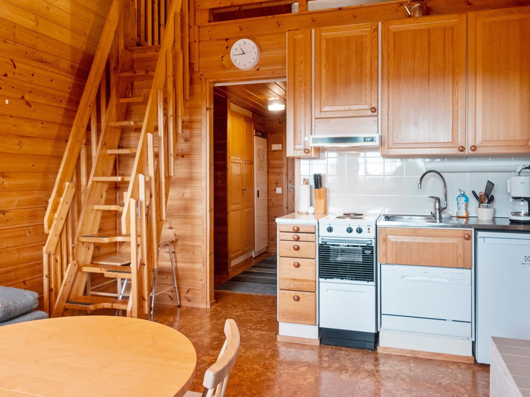 Jääkaappi, mikroaaltouuni, astianpesukone