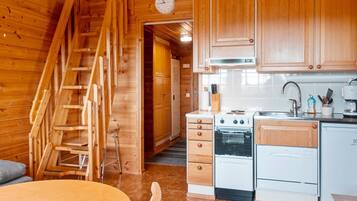 Kylskåp, mikrovågsugn, diskmaskin och grytor/köksredskap