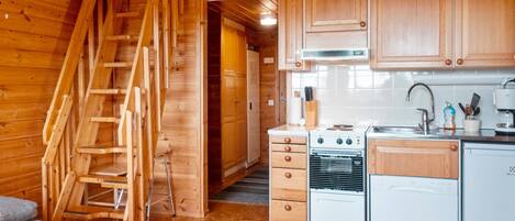 Kylskåp, mikrovågsugn, diskmaskin och grytor/köksredskap