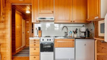 Kylskåp, mikrovågsugn, diskmaskin och grytor/köksredskap