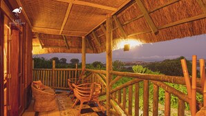 Balcony - Lake Munyanyange Caves Lodge (Kasese)