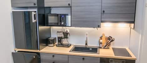 Køleskab, mikrobølgeovn, opvaskemaskine, køkkentøj/tallerkener/redskaber