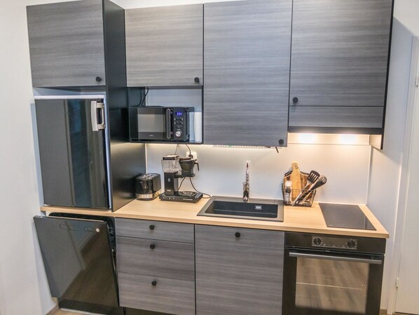 ثلاجة، ميكروويف، غسالة أطباق، مستلزمات طهي/أطباق/أوعية