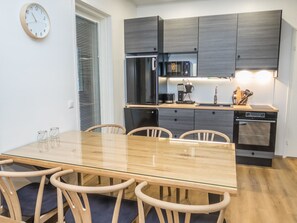 ثلاجة، ميكروويف، غسالة أطباق، مستلزمات طهي/أطباق/أوعية