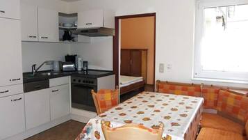 Kühlschrank, Ofen, Geschirrspüler, Hochstuhl