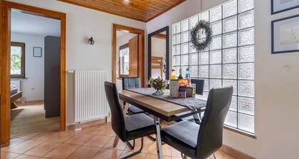 Haus mit Sauna und Terrasse