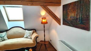 A cozy room with a sofa, a floor lamp, a painting, and a window. - Spacious holiday home in Piechowice with garden (Piechowice)