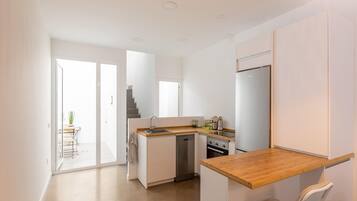 Een koelkast, een microgolfoven, een oven, een kookplaat