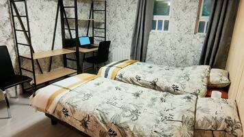 2 chambres, bureau, fer et planche à repasser, lit parapluie