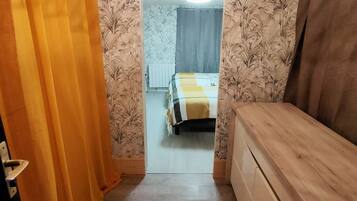 2 chambres, bureau, fer et planche à repasser, lit parapluie