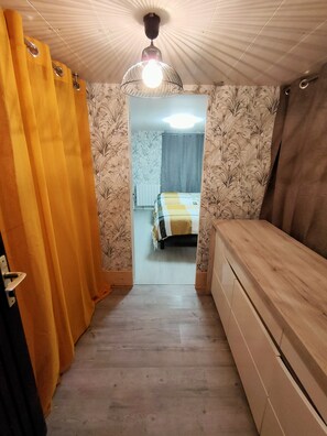 2 bedrooms, desk, iron/ironing board, travel cot - House with independent basement and parking 2km from Versailles (Buc)