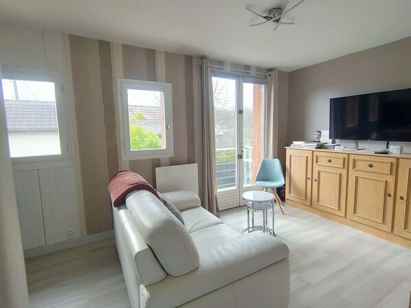 Smart TV, books - House with independent basement and parking 2km from Versailles (Buc)