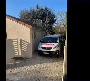 Property grounds - House with independent basement and parking 2km from Versailles (Buc)