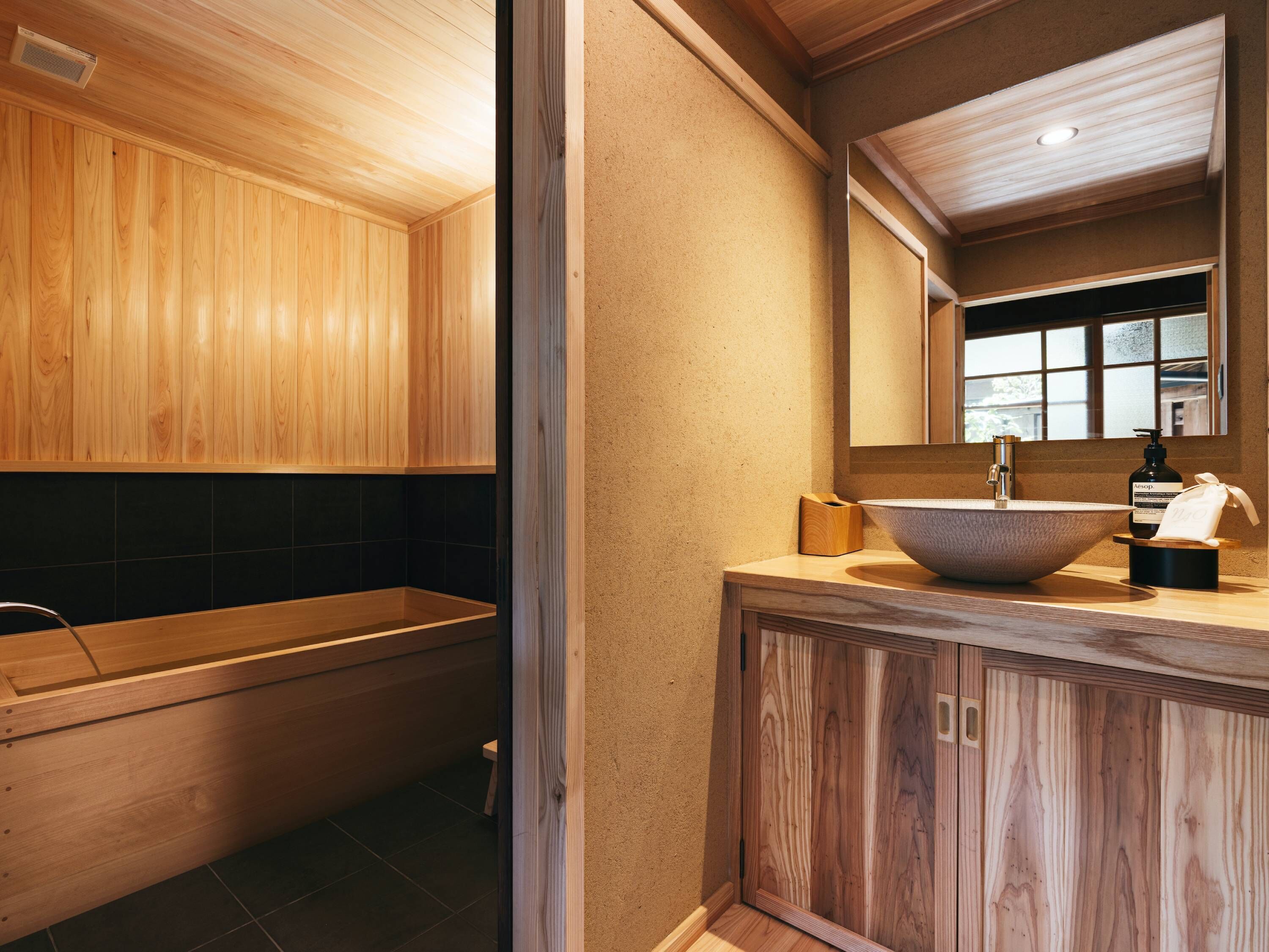 Artículos de tocador gratuitos, secador de pelo, pantuflas, toallas