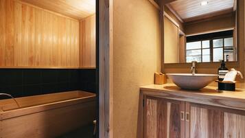 バスアメニティ (無料)、ヘアドライヤー、スリッパ、タオル