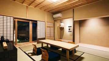 Habitación tradicional, para no fumadores (KUKI, Japanese Style) | Decoración personalizada, muebles diferentes y wifi gratis