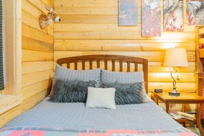 1 soverom, skrivebord, wi-fi (inkludert) og sengetøy