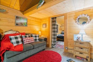 TV, fireplace - 1 Bd. Deluxe Log Cabin | View Northern Lights! (Fairbanks)