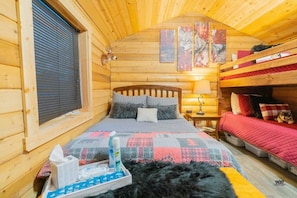 1 bedroom, desk, free WiFi, bed sheets