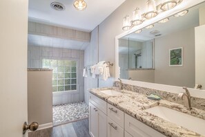 Bathtub, hair dryer - Litchfield Country Club Cottage 4BR 4BA Retreat (Pawleys Island)
