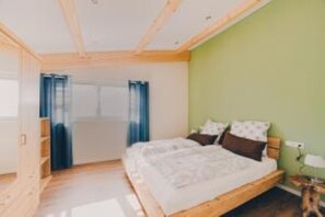 3 habitaciones, tabla de planchar con plancha, wifi y ropa de cama 