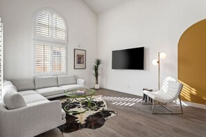 Smart TV, fireplace, foosball, table tennis - The Modern Indio | Pool+Spa Home (Indio)
