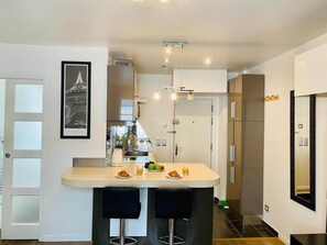 Fridge, microwave, oven, coffee/tea maker - Maison le Bac Apartments (Paris)