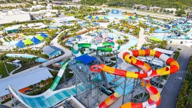 Un parc aquatique doté de nombreux toboggans et de plusieurs piscines.